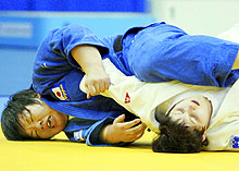 女子無差別級決勝　スロベニアのポラウデル（右）に優勢勝ちした塚田（共同）