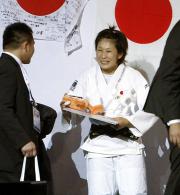 優勝し関係者から祝福される上野順恵（共同）
