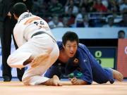 アゼルバイジャンのガシモフ（左）に一本負けした穴井隆将（共同）