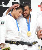 表彰台で優勝したイリアス(左)から励まされる西山(撮影・たえ見朱実)