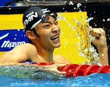 １着でフィニッシュし会心の笑みを浮かべガッツポーズする入江