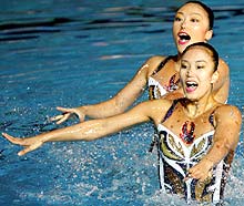 シンクロデュエット予選で演技する原田早穂(下)鈴木絵美子組