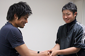 対談を終え、笑顔で握手をする寺岡（左）と藤嶋