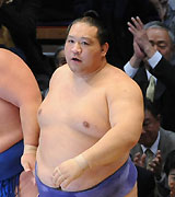 琴奨菊を寄り切りで破り２勝目を挙げた魁皇（撮影・岡本肇）