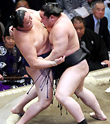 時天空(左)を寄り切る朝青龍(撮影・神戸崇利)