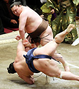 若の里(手前)を小手投げで破る白鵬(撮影・神戸崇利)
