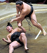 安馬(左)を豪快な上手投げで投げる朝青龍(撮影・栗山尚久)