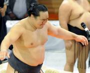 モンゴル場所で総合優勝し、あいさつで涙をこらえる朝青龍（共同）