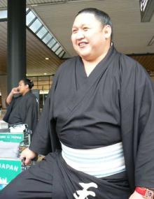 モンゴルから帰国した旭天鵬。後方は旭秀鵬