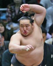 朝青龍は、気合を入れ５連勝（撮影・岡潤一）