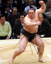 朝青龍は取り組み寸前に気合いのポーズ(撮影・外山哲司)