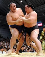 魁皇（左）を寄り切り、千秋楽決戦に持ち込んだ朝青龍（撮影・岡本肇）