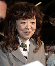 報道陣の質問に答える横審の内館委員(撮影・中村誠慈)