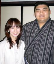 普天王と婚約者の桐井沙知さん(共同)