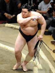 懸賞金を手に引き揚げる朝青龍(撮影・下田雄一)