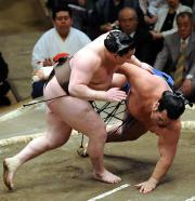 白鵬(左)は上手投げで琴奨菊を下し5連勝(撮影・柴田隆二)