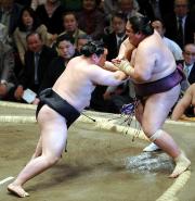 朝青龍(左)は雅山を押し出しで破る(撮影・柴田隆二)