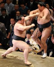 朝青龍（左）は旭天鵬を寄り切りで破る（撮影・柴田隆二）
