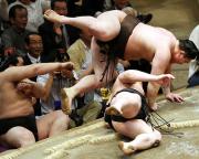 安馬(手前)に上手投げで敗れる白鵬。左は朝青龍(撮影・神戸崇利)