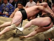 白鵬(右)を寄り切りで破った琴欧洲(撮影・神戸崇利)