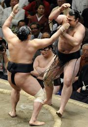 安美錦に押し出しで敗れた琴欧洲(共同)