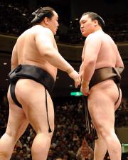 土俵上で朝青龍（左）をじっとにらみ付ける白鵬（撮影・下田雄一）