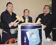 ロスに到着、パーティーで鏡開きをする白鵬(左)と朝青龍(右)(共同)