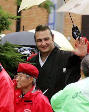 祝勝イベントでファンに手を振る琴欧洲(撮影・野上伸悟)