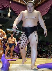 栃乃洋に敗れ、土俵を下りる朝青龍(撮影・中村誠慈)