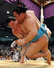 豊ノ島(手前)を寄り倒しで破り勝ち越しを決めた白鵬(撮影・岡本肇)