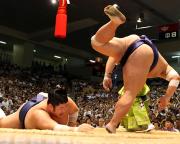 千代大海(右)にはたき込みで敗れた琴光喜(撮影・神戸崇利)