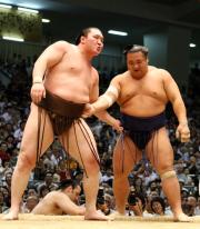 白鵬(左)は千代大海を寄り切りで破った(撮影・神戸崇利)