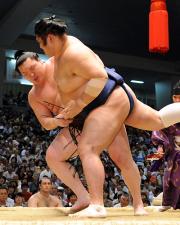琴光喜を豪快な上手投げで破り１４連勝の白鵬（撮影・岡本肇）