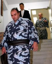 相撲教習所から出てきた露鵬(手前)と白露山(撮影・鈴木豊)