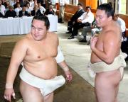 横審けいこ総見で白鵬(右)の元へ歩み寄る朝青龍(撮影・鈴木豊)
