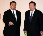 会見での北の湖前理事長（左）と武蔵川新理事長（撮影・神戸崇利）