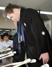 謝罪し頭を下げる元幕内若ノ鵬のガグロエフ・ソスラン元力士（共同）