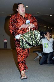ひじの治療のためモンゴルへ帰国する朝青龍(撮影・たえ見朱実)