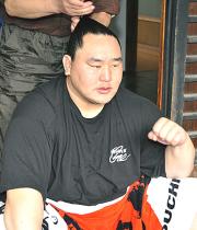 けいこを終え、報道陣の質問に答える横綱朝青龍(共同)