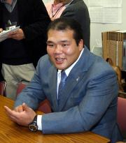 笑顔で婚約発表を行う栃東親方（撮影・藤尾明華）