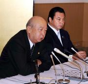 会見する海老沢会長(左)と九重親方(撮影・栗山尚久)