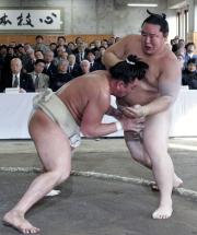 けいこ総見で、新大関日馬富士に押し出される横綱朝青龍（共同）