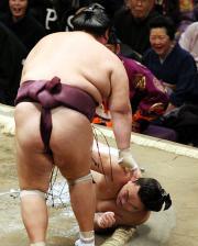 突き落としで敗れた日馬富士(撮影・神戸崇利)