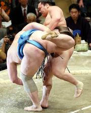 把瑠都(左)を上手投げで破る白鵬(撮影・神戸崇利)