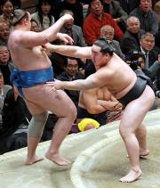 把瑠都(左)を下した朝青龍(撮影・中島郁夫)