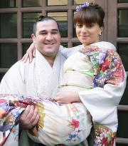 ソティエワ・マリーナさん(右)との結婚を発表した幕内阿覧(共同)