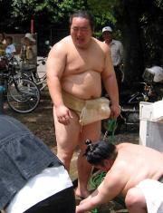 笑顔を見せる朝青龍(撮影・近間康隆)