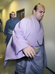 再発防止検討委員会に出席後、引き揚げる白露山(手前)と露鵬(共同)