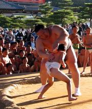 横綱朝青龍は子供相手に楽しそうに相撲を取る（撮影・近間康隆）