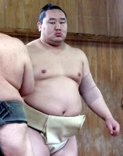 付け人にテーピングさせる横綱朝青龍（撮影・山田大介）